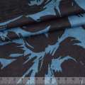 Коттон-жаккард стрейч синий в черные цветы-абстракцию ш.140 оптом