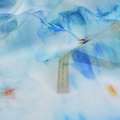 Шовк блідо-блакитний з синіми квітами ш.137 оптом