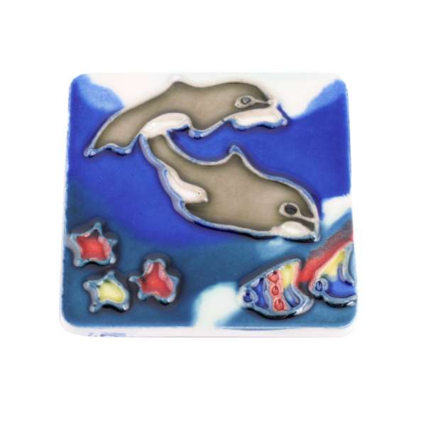 Магнит сувенирный керамика глазурь 6 х 6 см дельфины под водой оптом