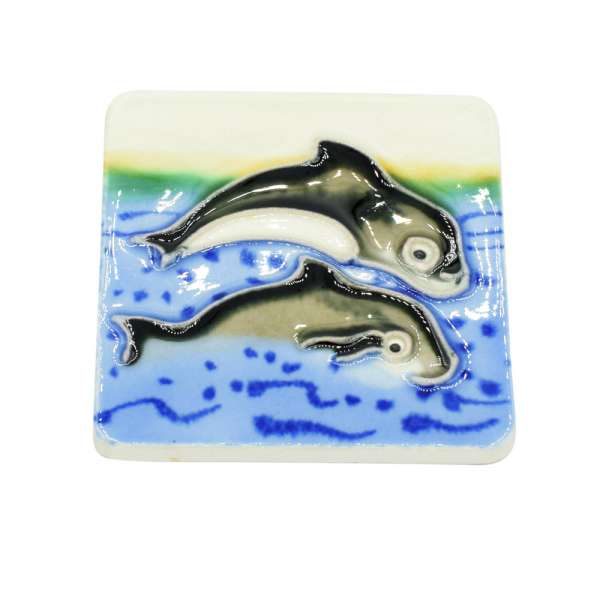 Магнит сувенирный керамика глазурь 6 х 6 см дельфины у берега оптом