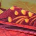 Плед флісовий 185х210 см з червоними ліліями жовтий з червоною облямівкою оптом