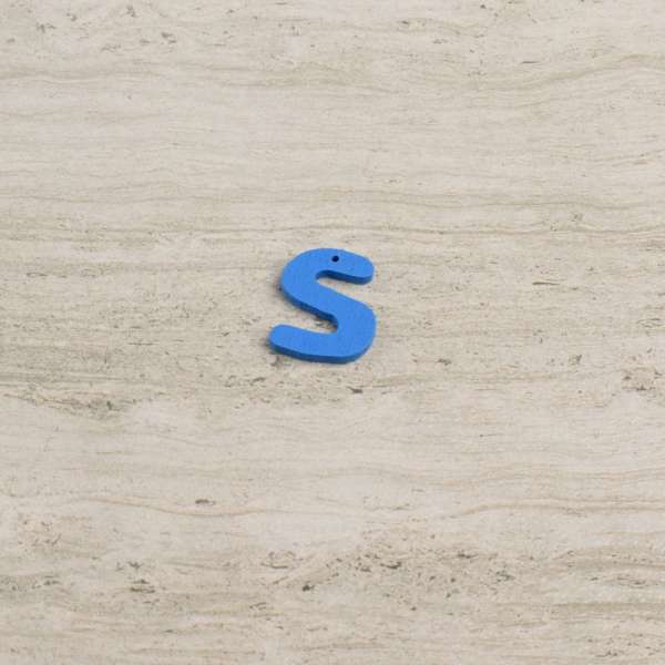 Пришивной декор буква S синяя, 25мм оптом