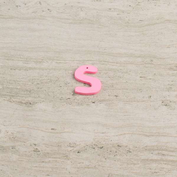 Пришивной декор буква S розовая, 25мм оптом