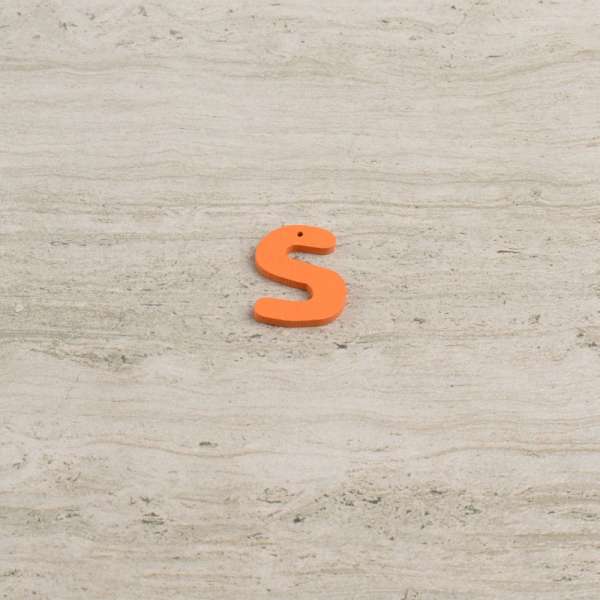Пришивной декор буква S оранжевая, 25мм оптом