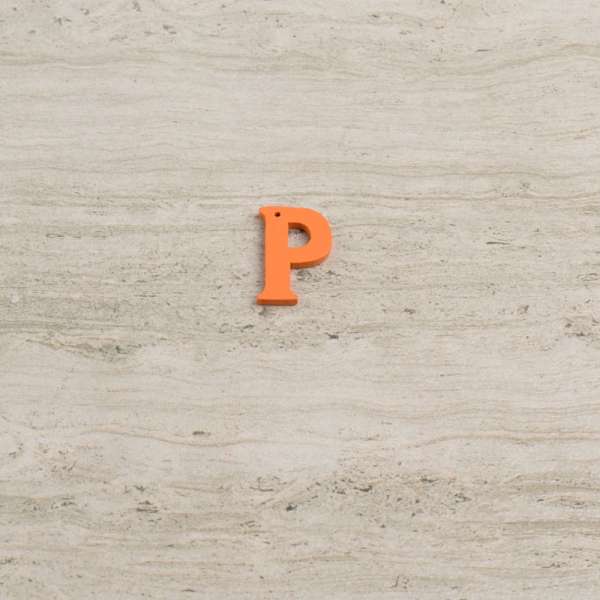 Пришивний декор літера P помаранчева, 25мм оптом