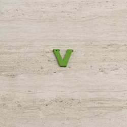 Пришивний декор літера V зелена, 25мм
