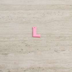 Пришивной декор буква L розовая, 25мм