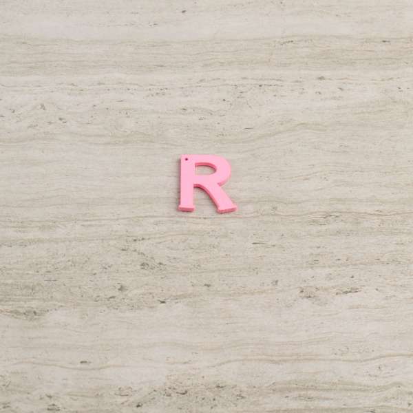 Пришивной декор буква R розовая, 25мм оптом