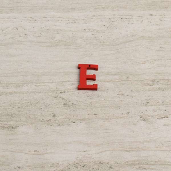 Пришивний декор літера E червона, 25мм оптом