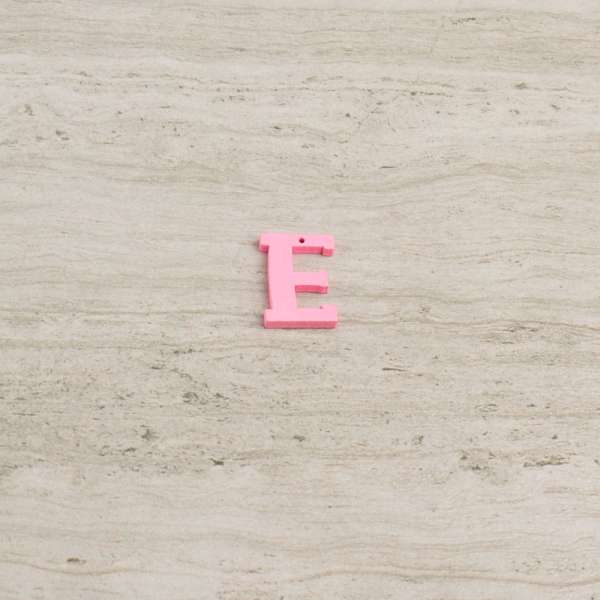 Пришивний декор літера E рожева, 25мм оптом