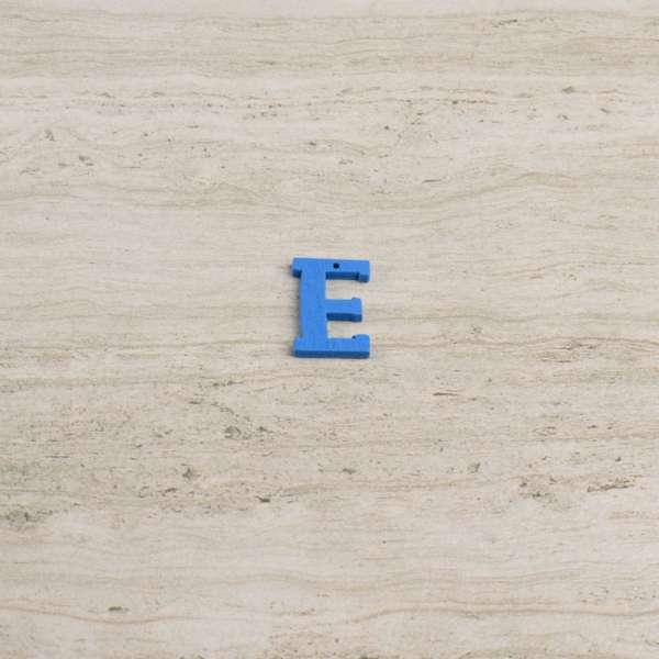 Пришивний декор літера E синя, 25мм оптом
