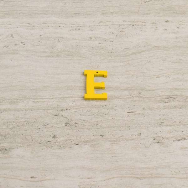 Пришивний декор літера E жовта, 25мм оптом