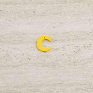 Пришивной декор буква C желтая, 25мм оптом