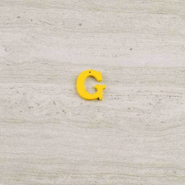 Пришивной декор буква G желтая, 25мм оптом