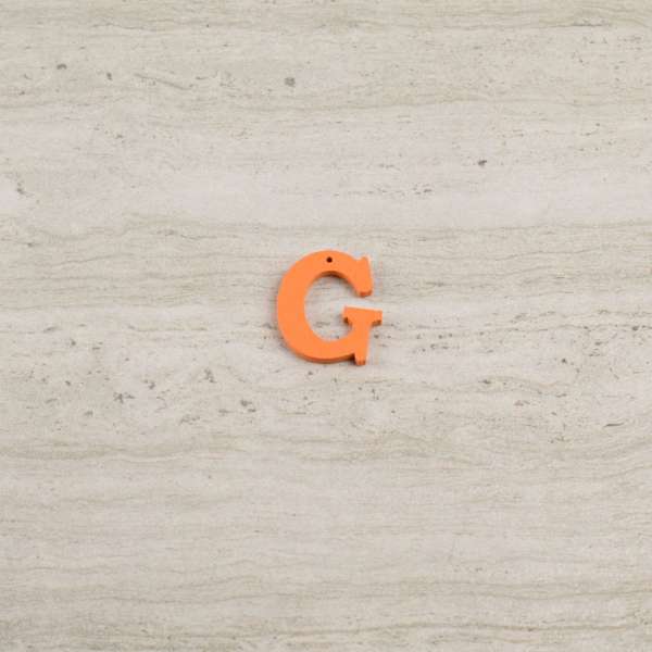 Пришивний декор літера G помаранчева, 25мм оптом
