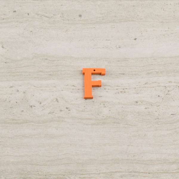 Пришивний декор літера F помаранчева, 25мм оптом