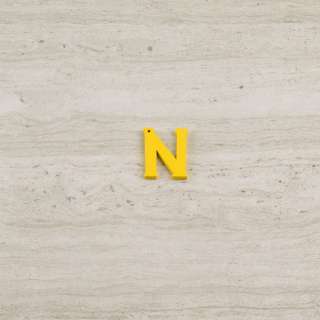 Пришивний декор літера N жовта, 25мм оптом