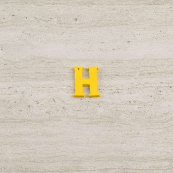 Пришивний декор літера H жовта, 25мм оптом