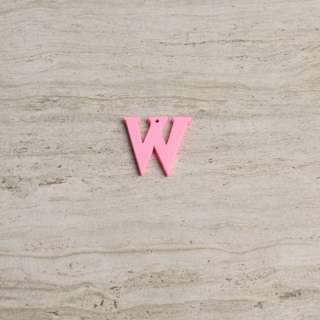 Пришивний декор літера W рожева, 25мм оптом