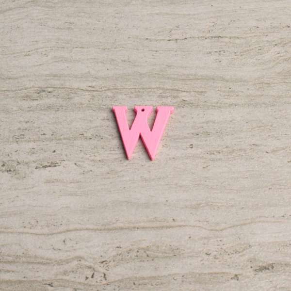 Пришивний декор літера W рожева, 25мм оптом