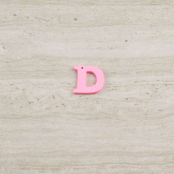 Пришивной декор буква D розовая, 25мм оптом