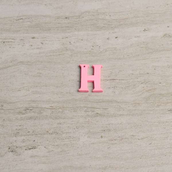 Пришивной декор буква H розовая, 25мм оптом